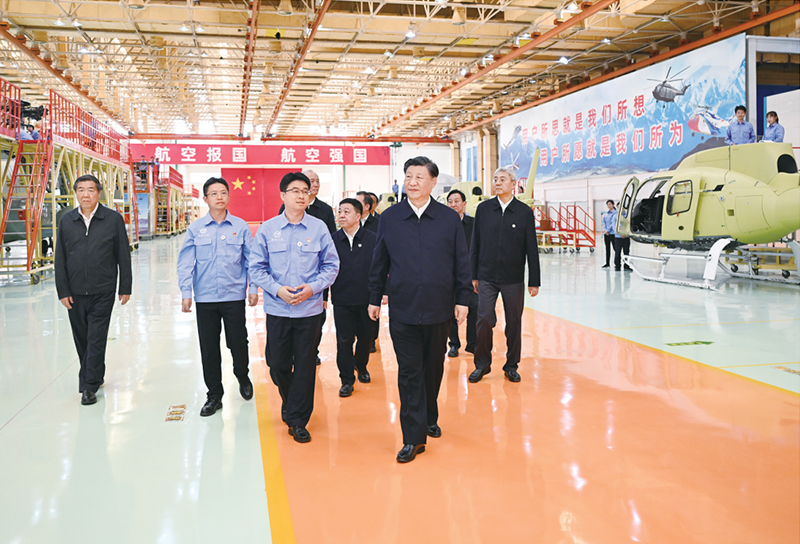 2023年10月10日至13日，中共中央总书记、国家主席、中央军委主席习近平在江西考察。这是11日上午，习近平在景德镇市昌河飞机工业（集团）有限公司考察。 新华社记者 燕雁/摄
