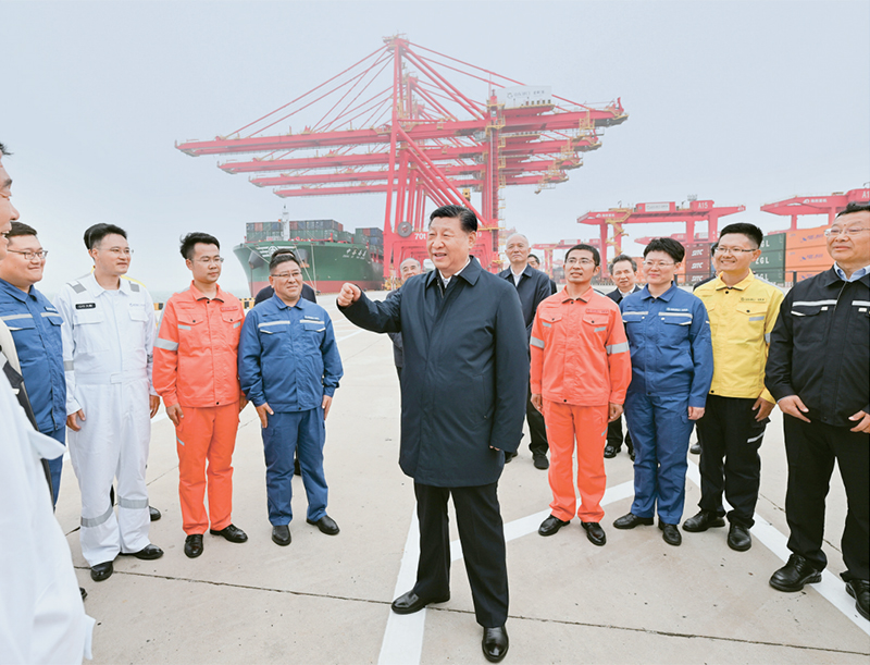 2024年5月22日至24日，中共中央总书记、国家主席、中央军委主席习近平在山东考察。这是22日下午，习近平在日照港亲切慰问港口科技工作者、运营人员、航运人员。 新华社记者 谢环驰/摄