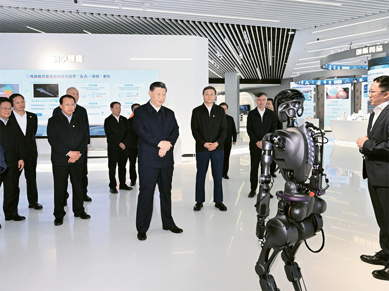 2023年11月28日至12月2日，中共中央总书记、国家主席、中央军委主席习近平在上海考察。这是11月28日下午，习近平在浦东新区张江科学城参观上海科技创新成果展。 新华社记者 谢环驰/摄