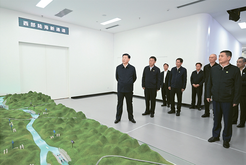 2023年12月14日至15日，中共中央总书记、国家主席、中央军委主席习近平在广西考察。这是14日上午，习近平在南宁市考察中国—东盟信息港股份有限公司，结合平陆运河沙盘听取西部陆海新通道骨干工程建设汇报。 新华社记者 谢环驰/摄